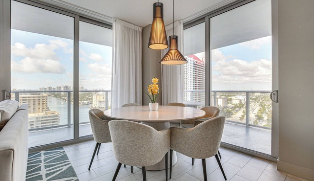 Walk to Hollywood Beach: Upscale 16th-floor Condo