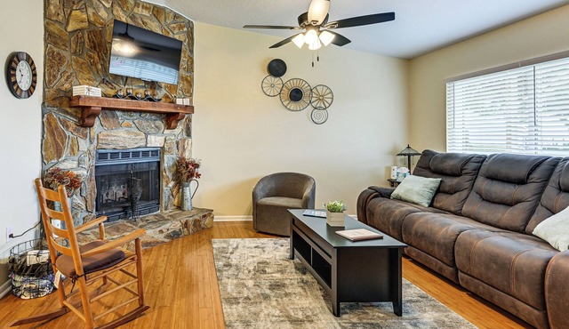 Walk to Lake Ariana Park! Home w/Screened Porch