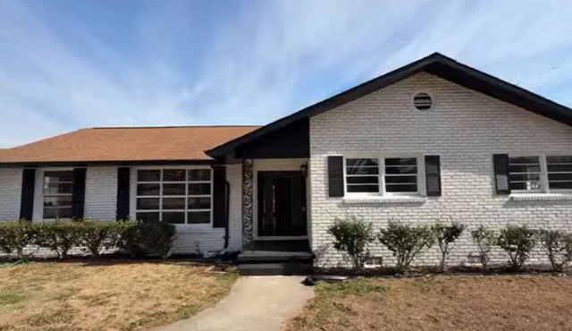Walk to Peach Jam! 3BR 2BA Sleeps 8