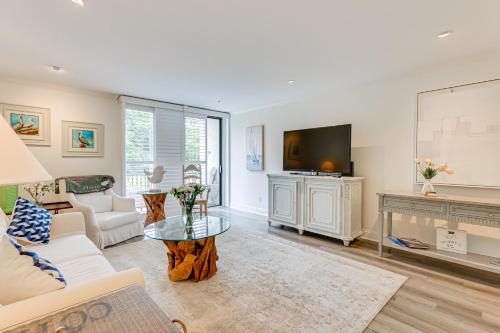 Walk to Pier & Golf: Heart of Harbour Town Condo
