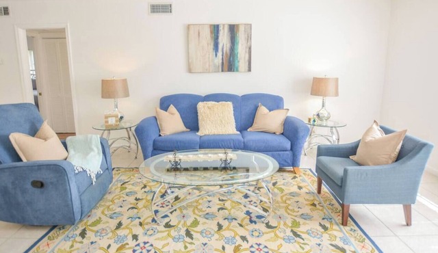 Walk to the beach 2BR 2BA 1300SF