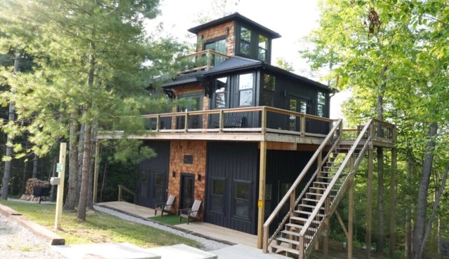 Watchtower + Private 3 BR Cabin + Hot Tub