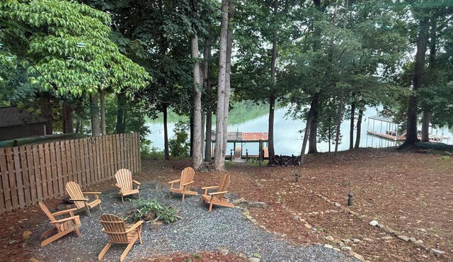 WATER FRONT 3-bedroom cottage on Lake Lanier