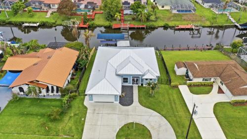 Waterfront Home - Dock Boat Lift & Close to Beach