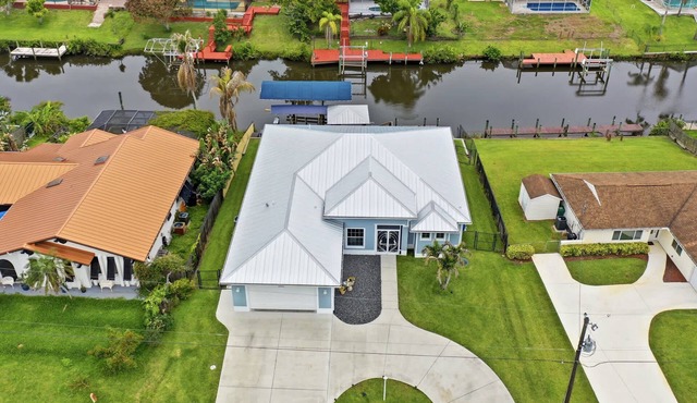 Waterfront Home - Dock, Boat Lift & Close to Beach