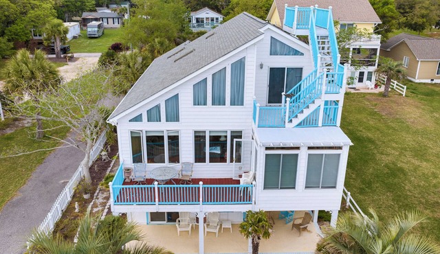 Waterway Escape located on the Intracoastal Waterway. Boating, fishing, Golfing.