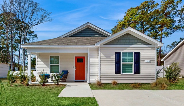 Whispering Breeze: Near golf courses and beach