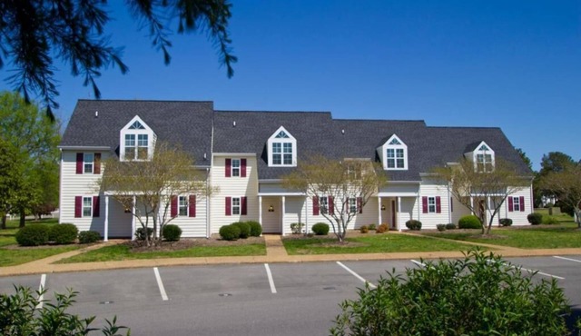 Williamsburg | Colonial Gardens Stay | Pool & Tennis
