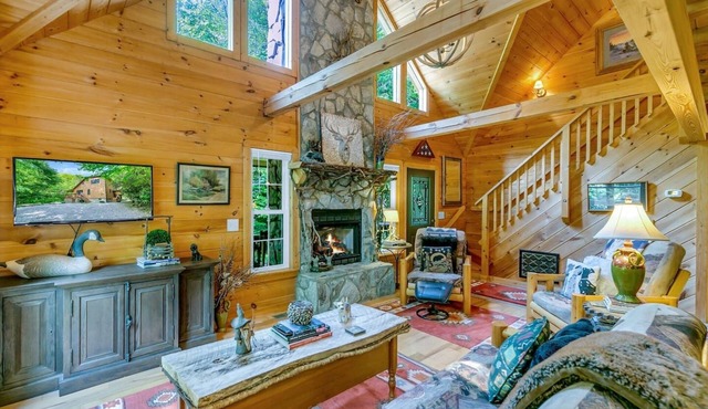 WindFall-Stunning, Pet Friendly, Creekside Cabin