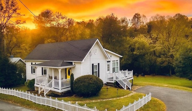 Wizard House + Hot Tub, Private Creek, Large Yard, EV Charge