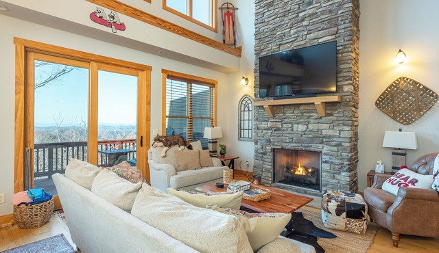 Wolf's Den~Mountain Views~Hot Tub~Theater~Near Blue Ridge Parkway and AVL!