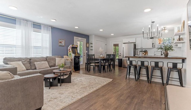 Work & Play Retreat Sleeps 7 BBQ, Arcade & Fresh Eggs