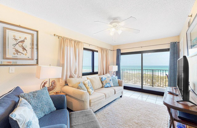 1st-floor condo with WiFi, outdoor pool & grilling area