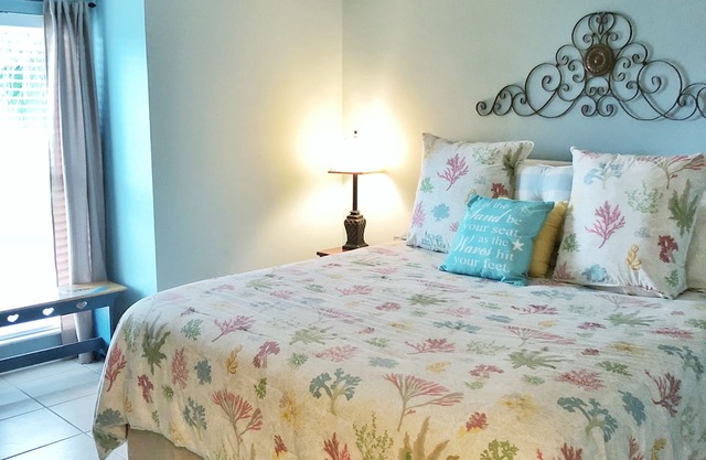 2 Bedroom Condo 2 Blocks from Beach