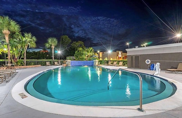 2-Star Hotel ∙ Comfort Inn & Suites St Pete - Clearwater International Airport