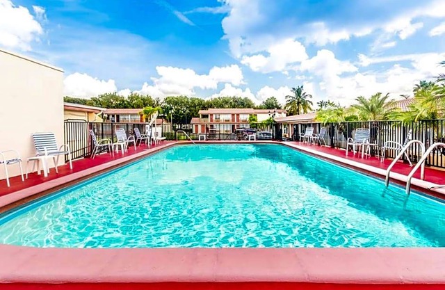 2-Star Hotel ∙ Econo Lodge Inn & Suites