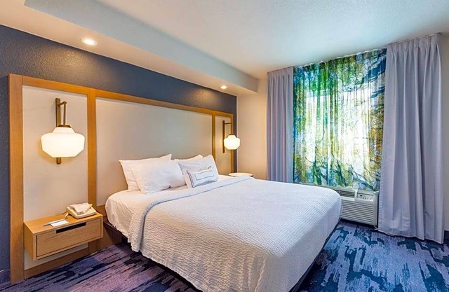 2-Star Hotel ∙ Fairfield Inn and Suites by Marriott Tampa North