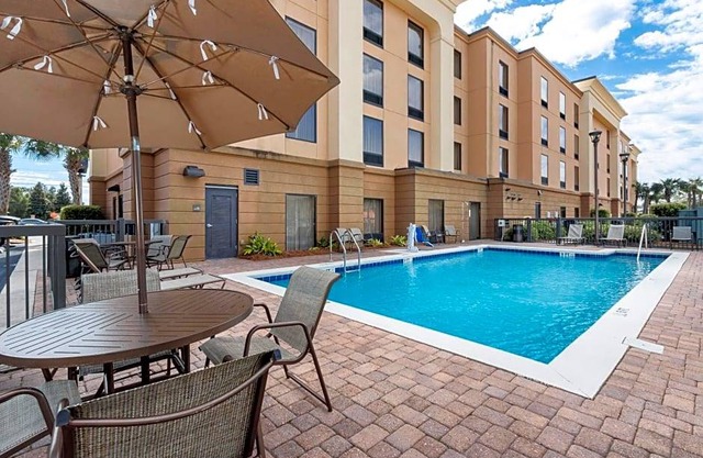 2-Star Hotel ∙ Hampton Inn & Suites Navarre