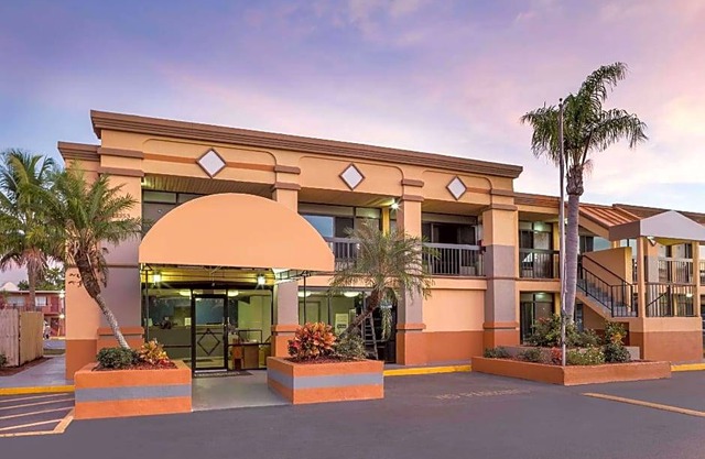 2-Star Hotel ∙ Travelodge by Wyndham Fort Myers North