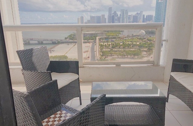 2454 - Spacious 2 br+ den with city view