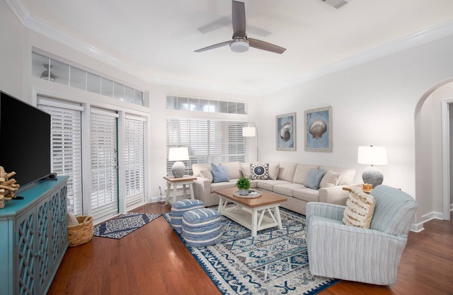 3BR Beach Villa Near Pool! New 6-Seater GOLF CART, Screened Porch, Beach Tram