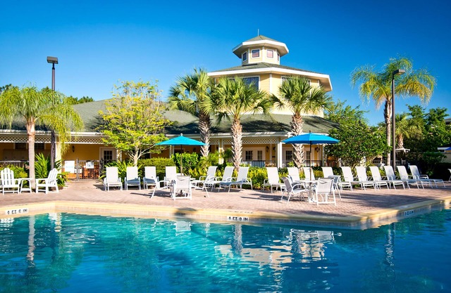 3rd floor condo w/sauna, gym, balcony, shared pools, hot tub, near theme parks