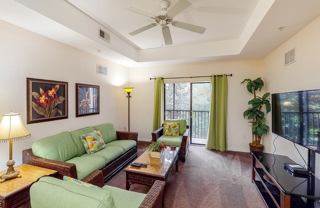 3rd floor condo w/ sauna, shared pools, balcony, gym, hot tub, near theme parks
