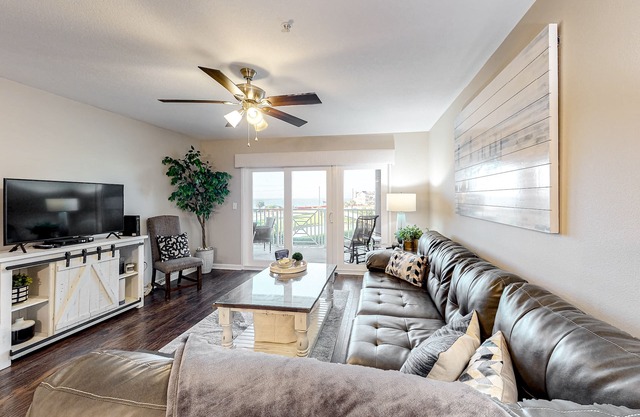 3rd Floor Condo with Shared Pools/Tennis, Private W/D, WiFi, and Central AC