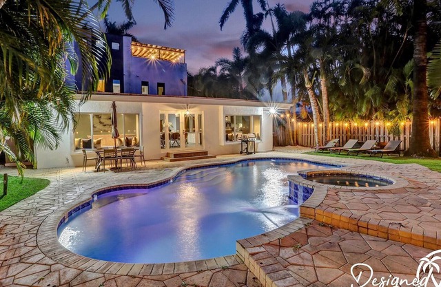 5BR Fun Zone: Pool, Rooftop, Games & Beach Nearby!