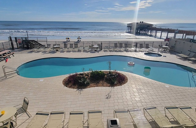 Amazing Ocean Front Retreat on the Beach in Daytona Beach Shores - 2 Bedroom