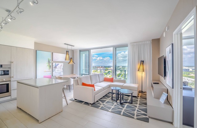 Amazing! WaterFront Luxury Condo@Hyde