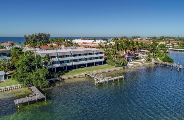 Anna Maria Island Retreat-Beach One Minute Walk-Heated Pool-Free Wi-Fi-Dock-Surr