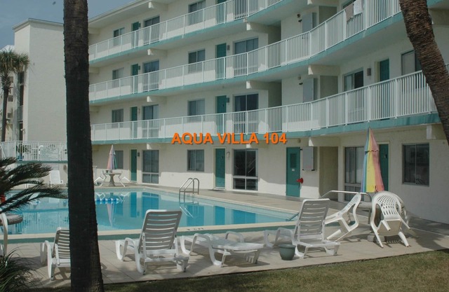 Aqua Villa 104. First floor. Beach service for 2 chairs and umbrella included!
