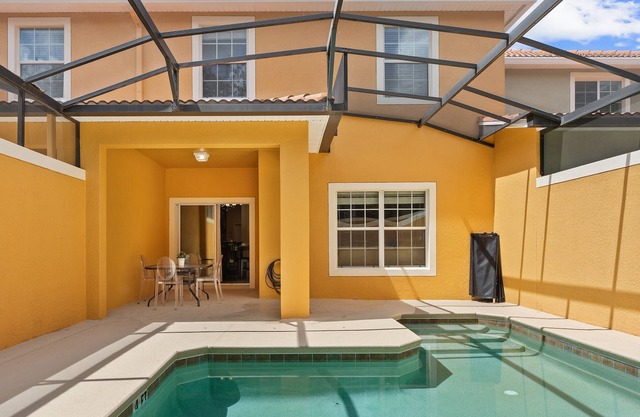 Banana House - Four Bedroom House, Sleeps 8