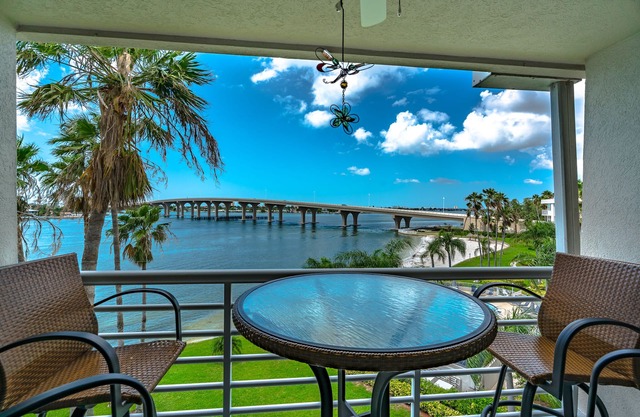 Bay View Condo - Balcony Dining, Resort Pool + Hot Tub Access