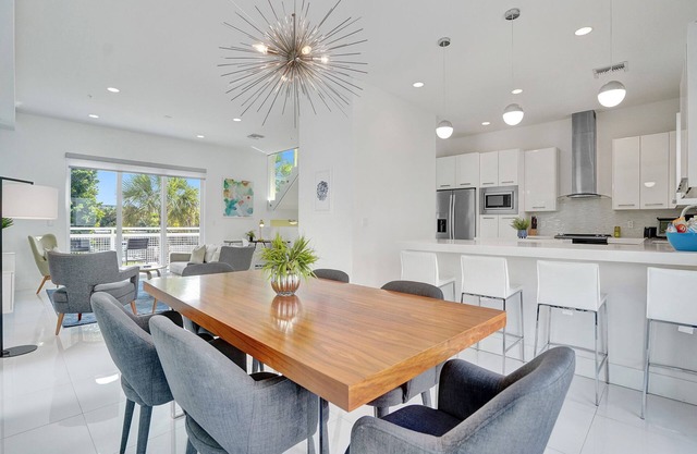 BEACH ACCESS MODERN TOWNHOUSE! Pool, Spa and Gym!