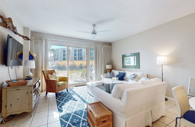 Beachfront condo with 2 beach chairs included & pickleball - short walk to dining