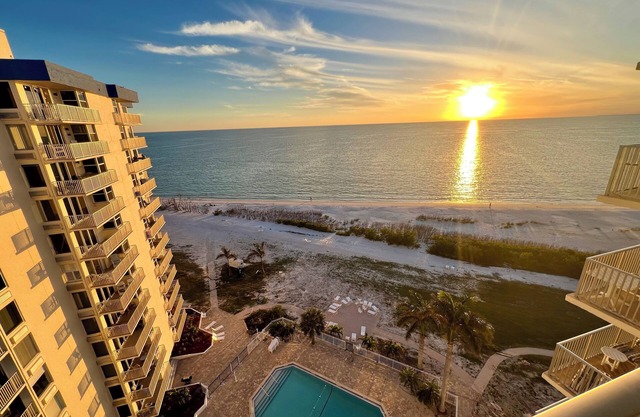 Beachfront, fantastic views, 11th floor, WiFi, super clean, read our reviews!