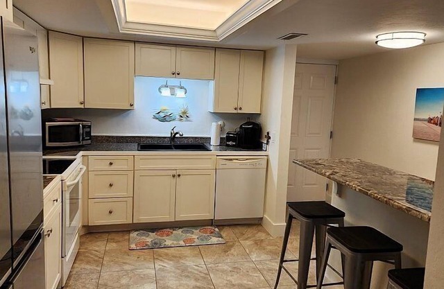 Beautiful 10TH Floor, Gulf-front Condo at Island Winds PERFECT FOR FAMILIES!.