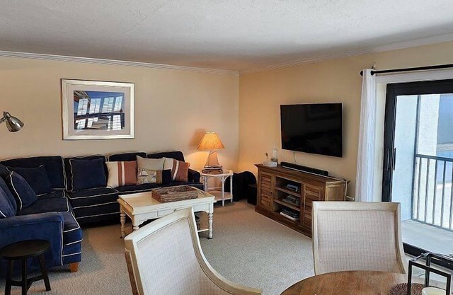Beautiful 9th Floor Beachfront Condo At Island Winds - Free Wifi, Central.