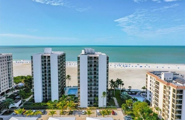 Beautiful Beachfront condo with Gulf View FALL SPECIAL 20% OFF ANY RES TIL 10/31
