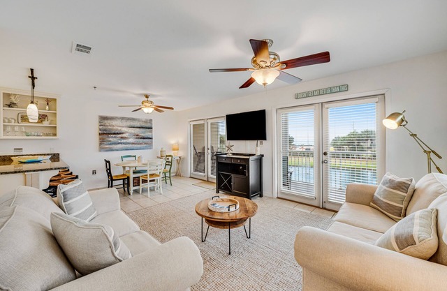 Beautiful condo with balcony view, community pools & hot tub
