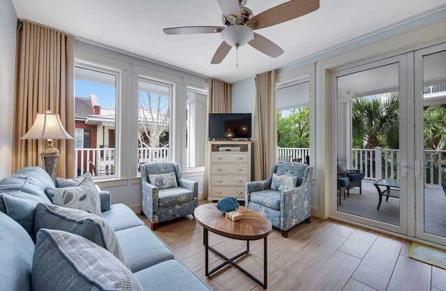 Beautiful condo w/shared pool & hot tub, private W/D - near the beach