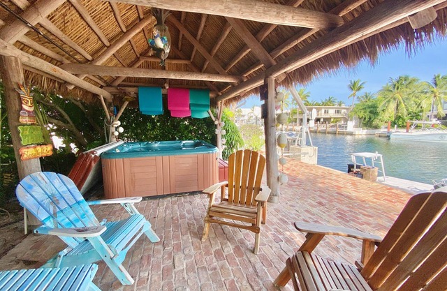 Beautiful Venetian Shores Waterfront 4 bedroom Home away from Home!
