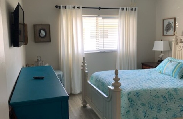 Beautifully furnished condo near the beach!