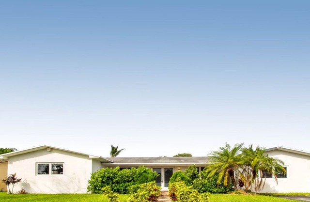 Casablanca Luxury Home Sleeps 16 - 5BR 3BTH