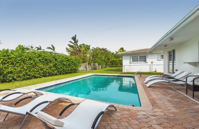 Casablanca Luxury Home Sleeps 16 - 5BR 3BTH