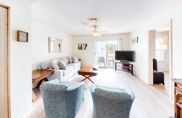 Casual condo with shared pool, partial bay view, washer/dryer, & high-speed WiFi