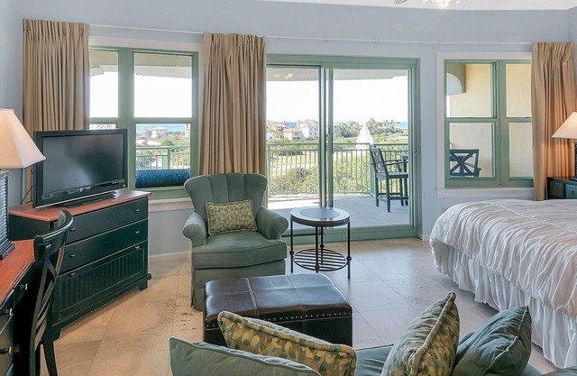 Charming Studio for 2, Pool Views, Next to Alys + Free Attraction Tickets!
