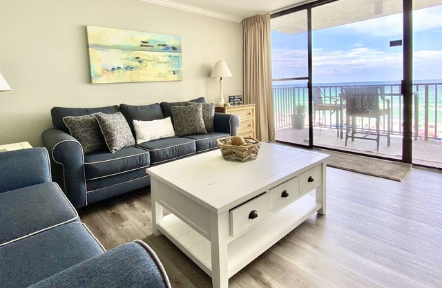COASTAL CHARM! 1 Bed/2 Bath Condo - Breathtaking Beach & Ocean View, Sleeps 4